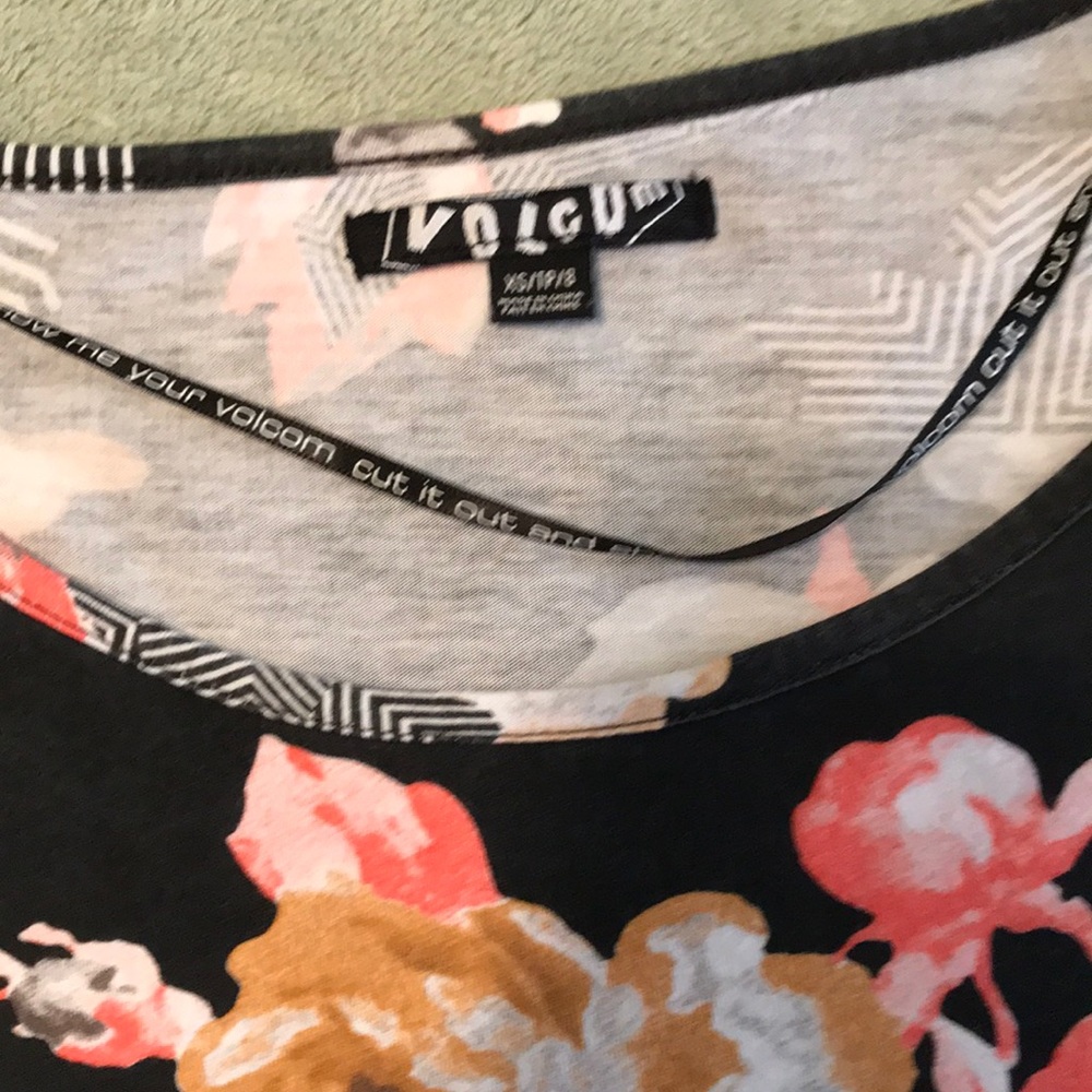 Volcom top - Picture 2 of 7